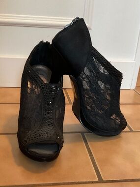 Michaelangelo black lace bootie heel - size 8